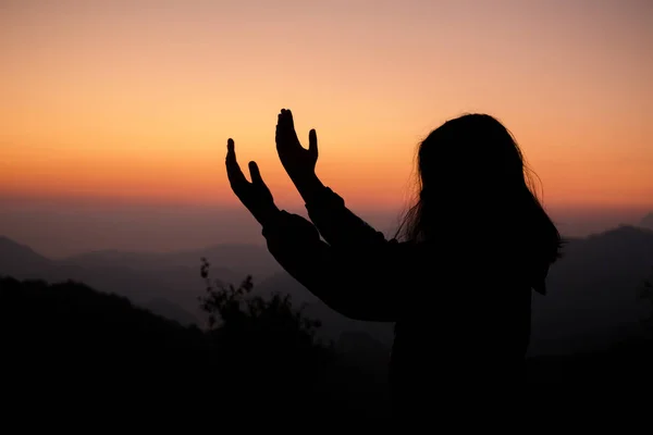 Les mains humaines ouvrent la paume vers le haut culte. Eucharistie Thérapie Dieu béni Il — Photo