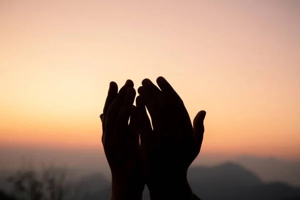 Las manos humanas abren el culto a la palma. Eucaristía Terapia Bendice a Dios Él — Foto de Stock