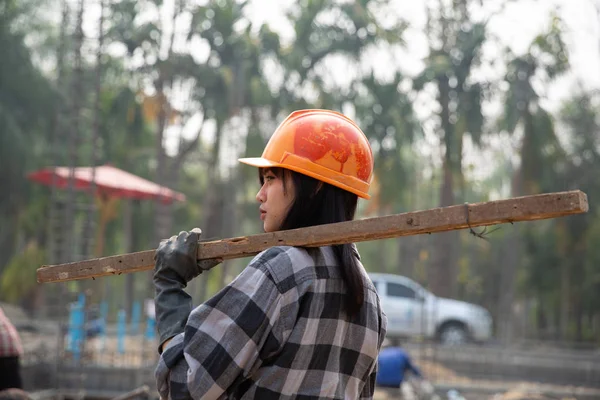 Trabajadores de la construcción construyen nuevas casas —  Fotos de Stock