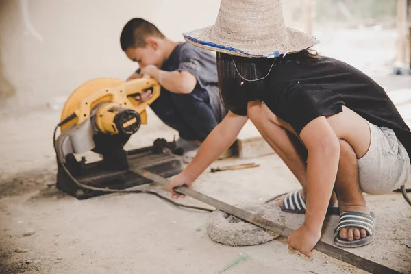 Los niños y niñas trabajan en la construcción comercial struc —  Fotos de Stock