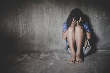 Küçük üzgün kız saklanıyor ya da bodrumda kilitli. ticareti ve