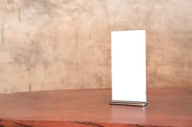 Kahve dükkanında ahşap masa üzerinde duran menü çerçevesi. 