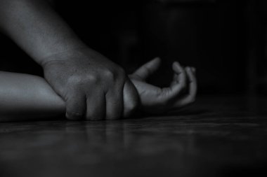 Tecavüz için bir kadın ellerini tutan erkek elleri yakın