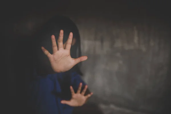 Çocuklu vahşi suçlular.elinde kereste tutan adam kurbanları vurdu 