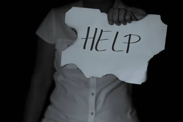 Βοήθεια, γυναίκα με σήμα βοήθειας. κορίτσι κρατώντας ένα χαρτί — Φωτογραφία Αρχείου