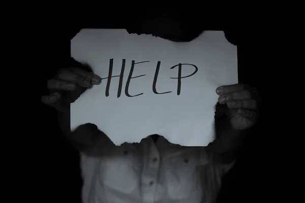 Pomoc, kobieta ze znakiem pomocy. Dziewczyna trzyma papier — Zdjęcie stockowe