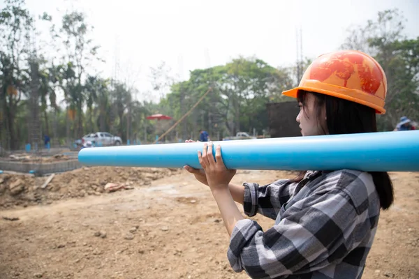 Primer plano del trabajador de la construcción en obra —  Fotos de Stock