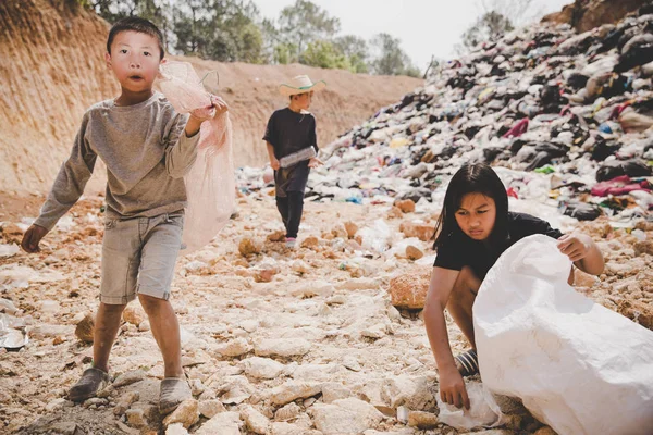 Τα φτωχά παιδιά συλλέγουν σκουπίδια προς πώληση, η έννοια του — Φωτογραφία Αρχείου