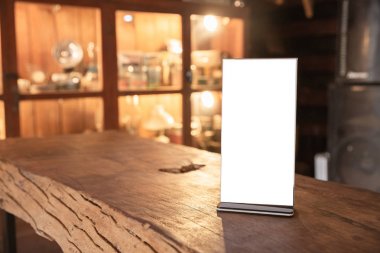 Bar restoranda Menü çerçevesi ile dalga geç, Kitapçıklar için stand