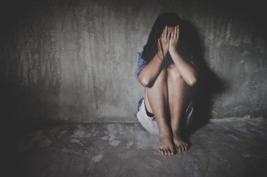 Çocuklu vahşi suçlular.elinde kereste tutan adam terk edilmiş binada kurbanları vurdu.