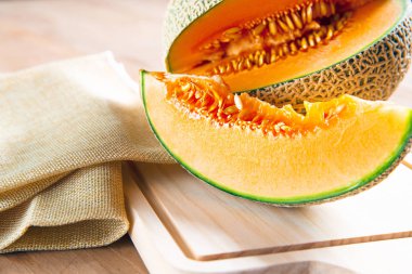 Ahşap masa taze tatlı turuncu kavun