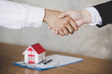 ev sahibi ev işgal hakkı transferi aldıktan sonra mutlu.