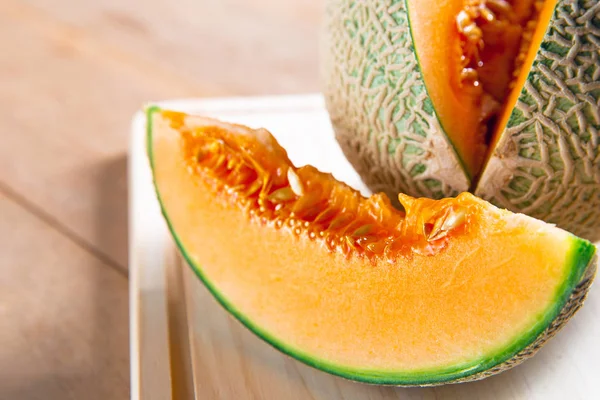 Färska söta orange melon på trä bordet — Stockfoto