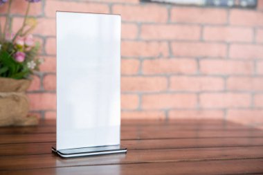 Stand Mock up Menü çerçeve çadır kartı bulanık arka plan 