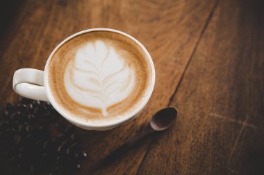 Kahve dükkanı kafede ahşap masada kahve latte fincan 