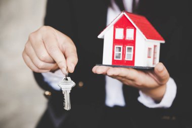 Emlakçı ev modeli ve anahtarları 