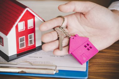 Emlakçı ev modeli ve anahtarları 