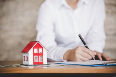 işadamı işaretler sözleşme arkasında ev mimari modeli
