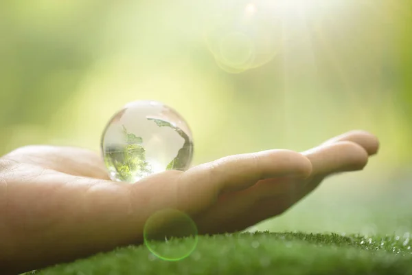 Close up of Green Planet in Your Hands. Salvar la Tierra . —  Fotos de Stock
