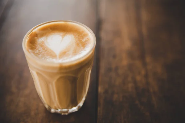 Taza de café con leche sobre mesa de madera en cafetería cafetería —  Fotos de Stock