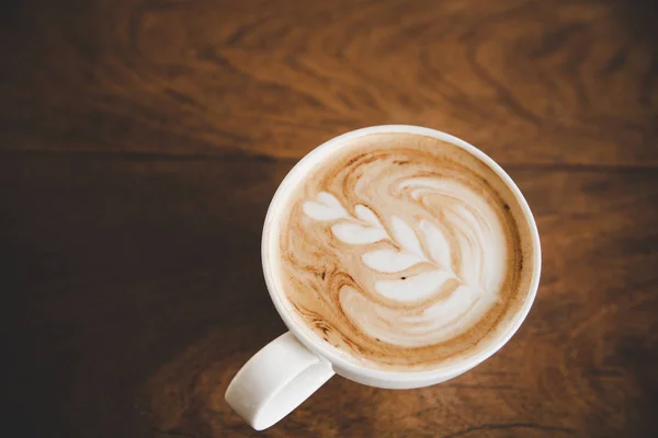 Taza de café con leche sobre mesa de madera en cafetería cafetería —  Fotos de Stock