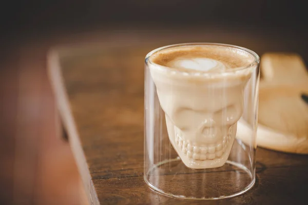 Kopp kaffe latte på träbord i kafé Café — Stockfoto