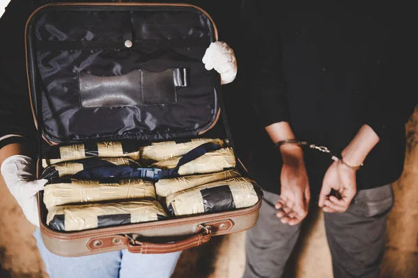 Hukuk ve polis kavramı. Polis uyuşturucu kaçakçısı tutuklandı 