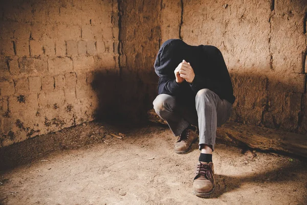 Un hombre deprimido en la calle. El concepto de abuso de drogas —  Fotos de Stock