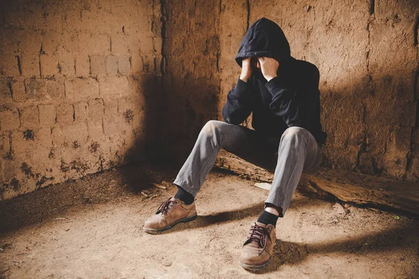 Ein Mann in einer Depression auf der Straße. das Konzept des Drogenmissbrauchs Stockbild