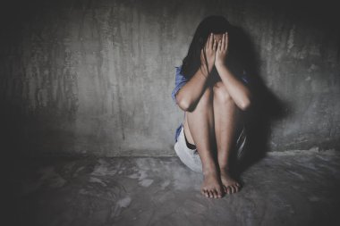 Çocuklu vahşi suçlular.elinde kereste tutan adam terk edilmiş binada kurbanları vurdu.