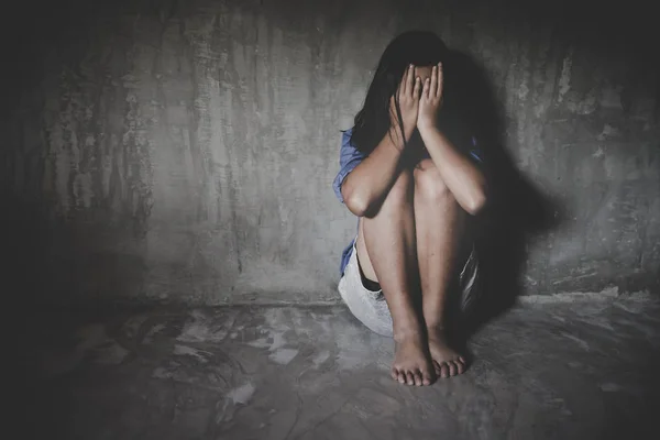 Çocuklu vahşi suçlular.elinde kereste tutan adam terk edilmiş binada kurbanları vurdu.