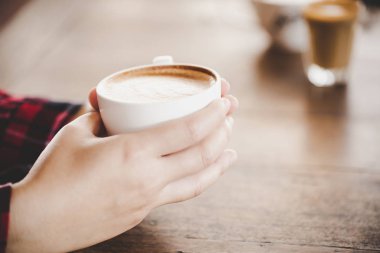 İnsanlar kafede latte içiyor. 