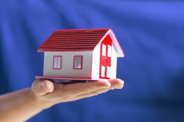 Rüya ev, kredi ve yatırım modeli tutan insan elleri 
