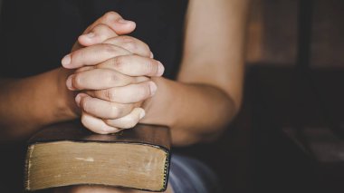 Maneviyat ve din, eller kutsal bir Bibl üzerinde dua katlanmış