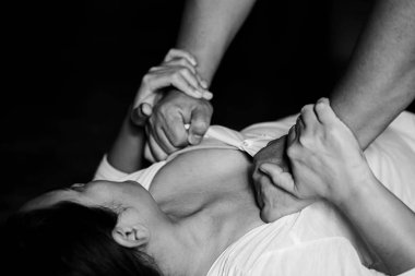 Siyah-beyazlı kadının aile içi şiddet tecavüzü, dolandırıcı