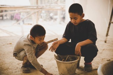 Küçük çocuklar emek ticari bina yapısı, Worl çalışan