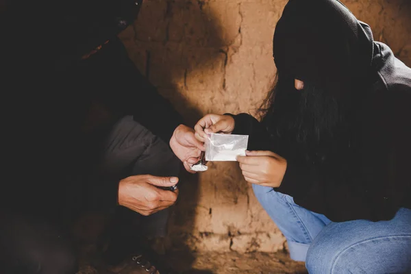 gençlerin sigara içen ve açık havada uyuşturucu kullanma yakın