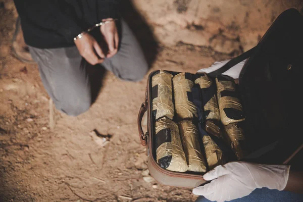 Police arrest drug trafficker with handcuffs. — Stock Photo, Image