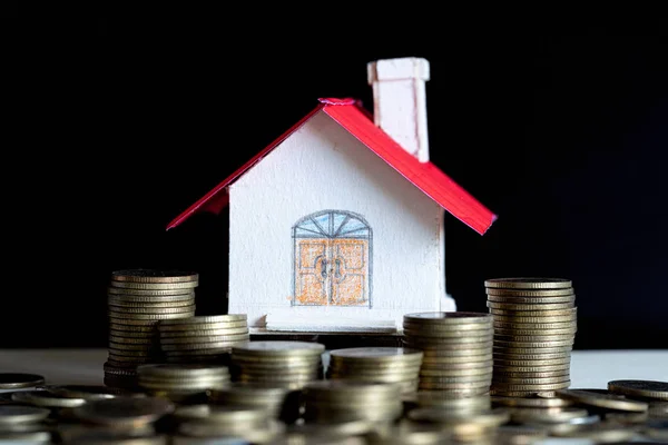 Model domu s mincemi na dřevěný stůl. — Stock fotografie