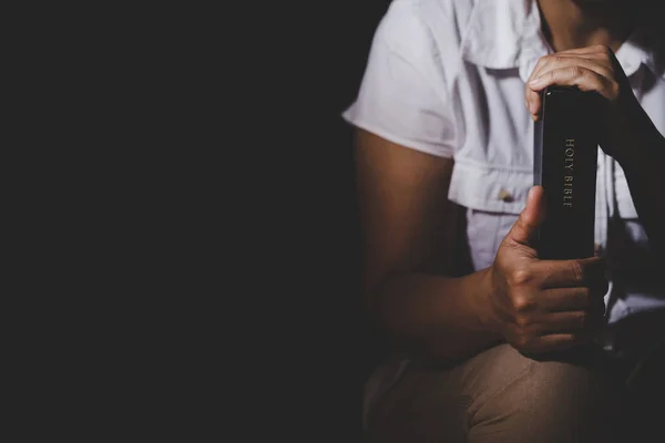 Femme chrétienne âgée priant Dieu à la maison — Photo