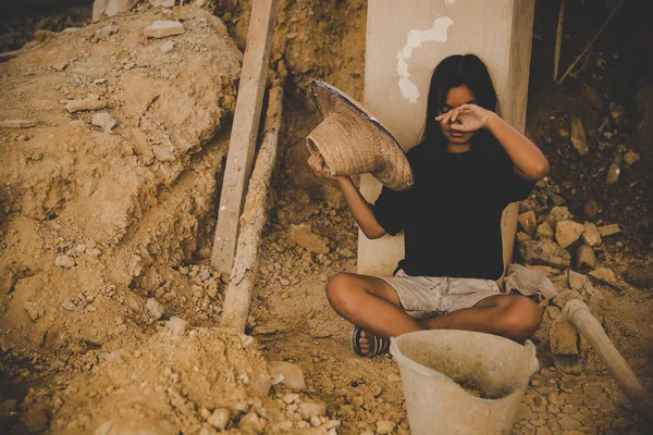 Μικρή εργασία κορίτσι που εργάζεται σε εμπορική δομή κτιρίου, worl — Φωτογραφία Αρχείου