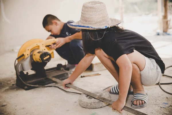 Μικρά αγόρια και κορίτσια εργάζονται σε εμπορικό κτίριο δομές — Φωτογραφία Αρχείου