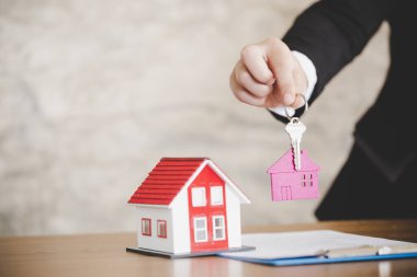 Emlakçı ev modeli ve anahtarları 