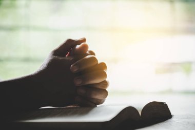 Tanrı'ya dua hıristiyan yaşlı kadın Closeup 