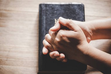 Maneviyat ve din, eller dua katlanmış 