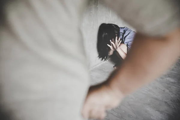 Концепція сімейного насильства та агресії — стокове фото