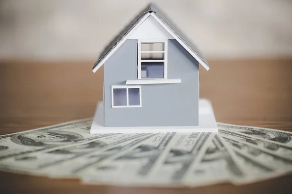 Klasický model domu na americkém dolaru na dřevěném stole — Stock fotografie