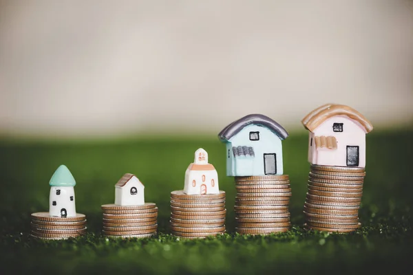 Close-up of a house models placed on top of stacked coins — Stock Photo, Image