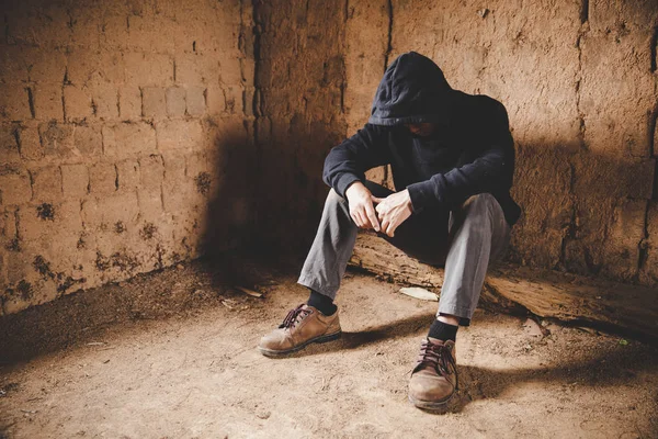 Sokaklarda depresyonda olan bir adam.. 