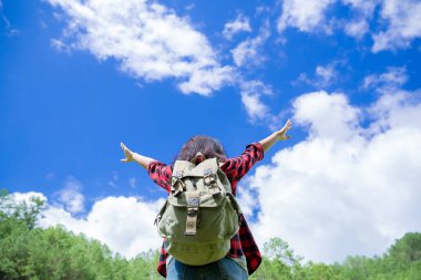 Gezginler, Genç kadınlar, muhteşem dağlar ve ormanlara bak, Wanderlust seyahat fikirleri, mesajlar için alan, atmosferin büyük anları.